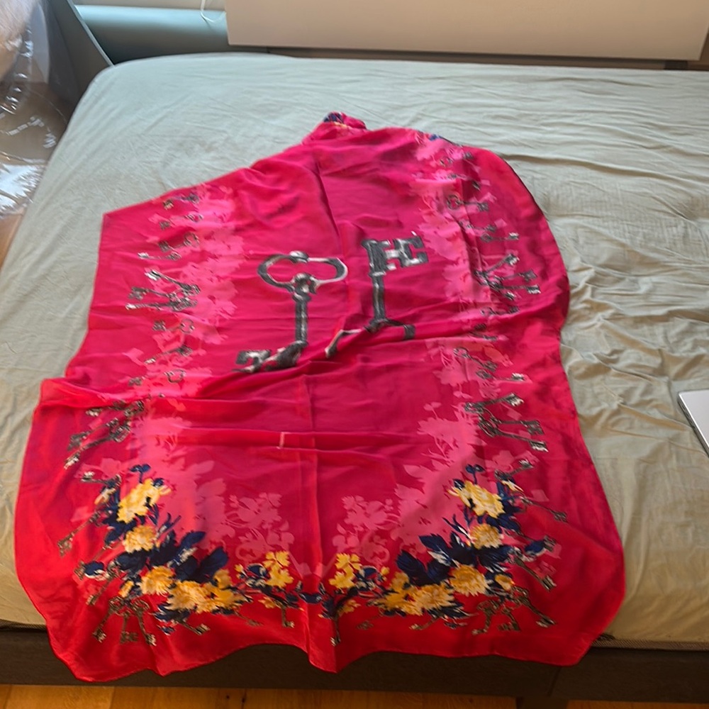 🩷 Vintage-Inspired Pink Floral Scarf / Wrap